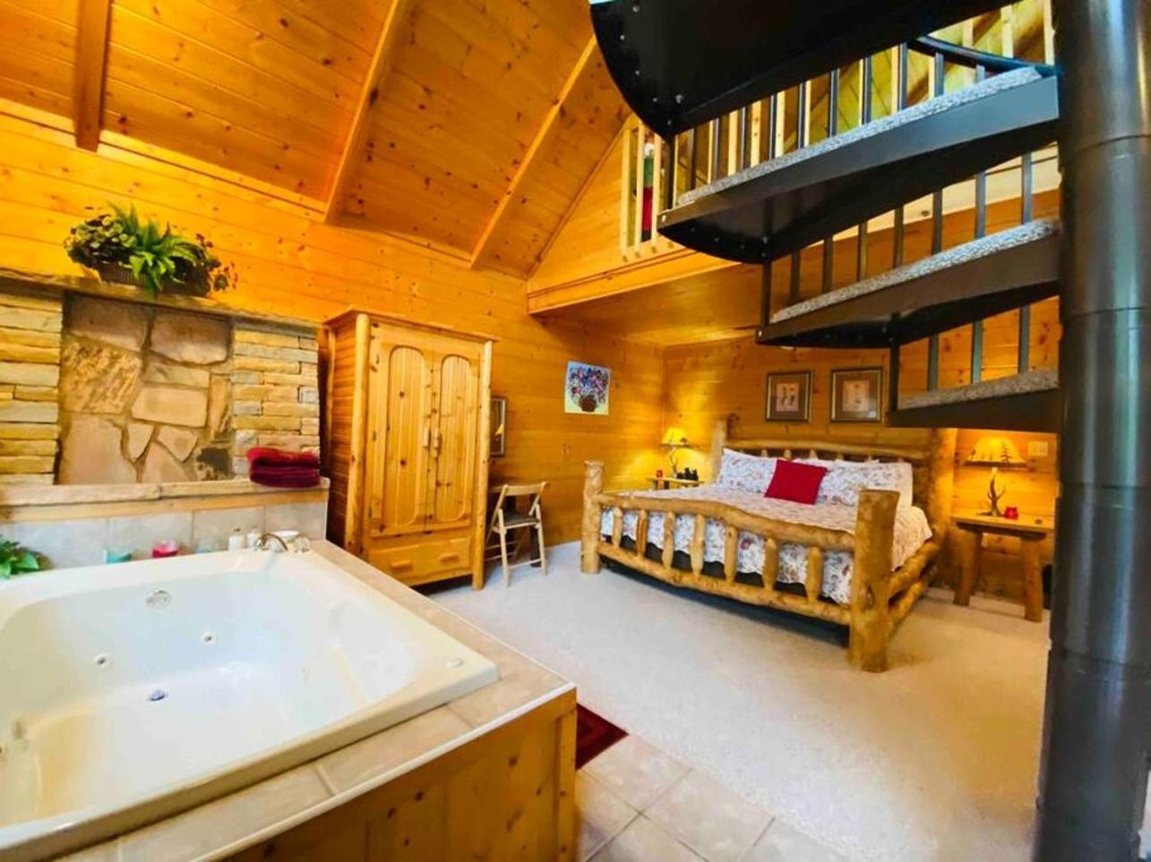 Romantic, Honeymoon Cabin In The Smokies! Gatlinburg Dış mekan fotoğraf