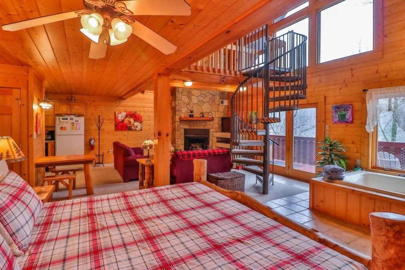Romantic, Honeymoon Cabin In The Smokies! Gatlinburg Dış mekan fotoğraf